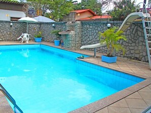Outdoor pool, sun loungers - Pousada Praia da Costa (Vila Velha)