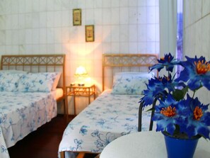 ميني بار وستائر تعتيم ومكواة/لوح كي وأسرّة قابلة للطي