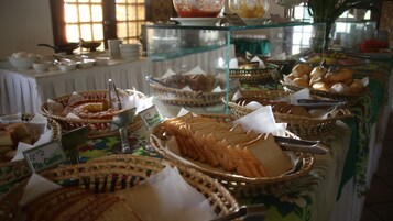 供應午餐及晚餐