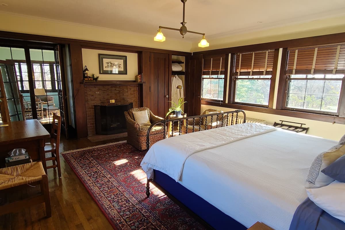 Premium Suite, 1 King Bed, River View | Bed sheets
