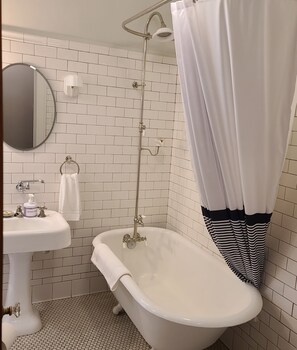 Chambre Standard, vue colline | Salle de bain | Ensemble douche/baignoire, articles de toilette gratuits, sèche-cheveux
