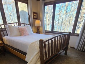 Cabin | Bed sheets - Four Mounds Inn (Dubuque)