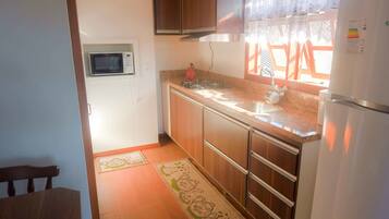 Traditional Apartment, 2 Bedrooms | Private kitchen | Fridge, microwave, stovetop, cookware/dishes/utensils