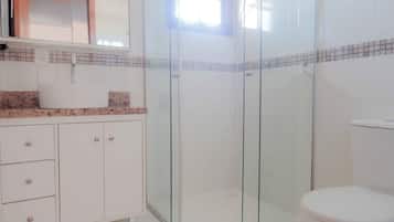 Traditional Apartment, 2 Bedrooms | Bathroom | Shower, towels