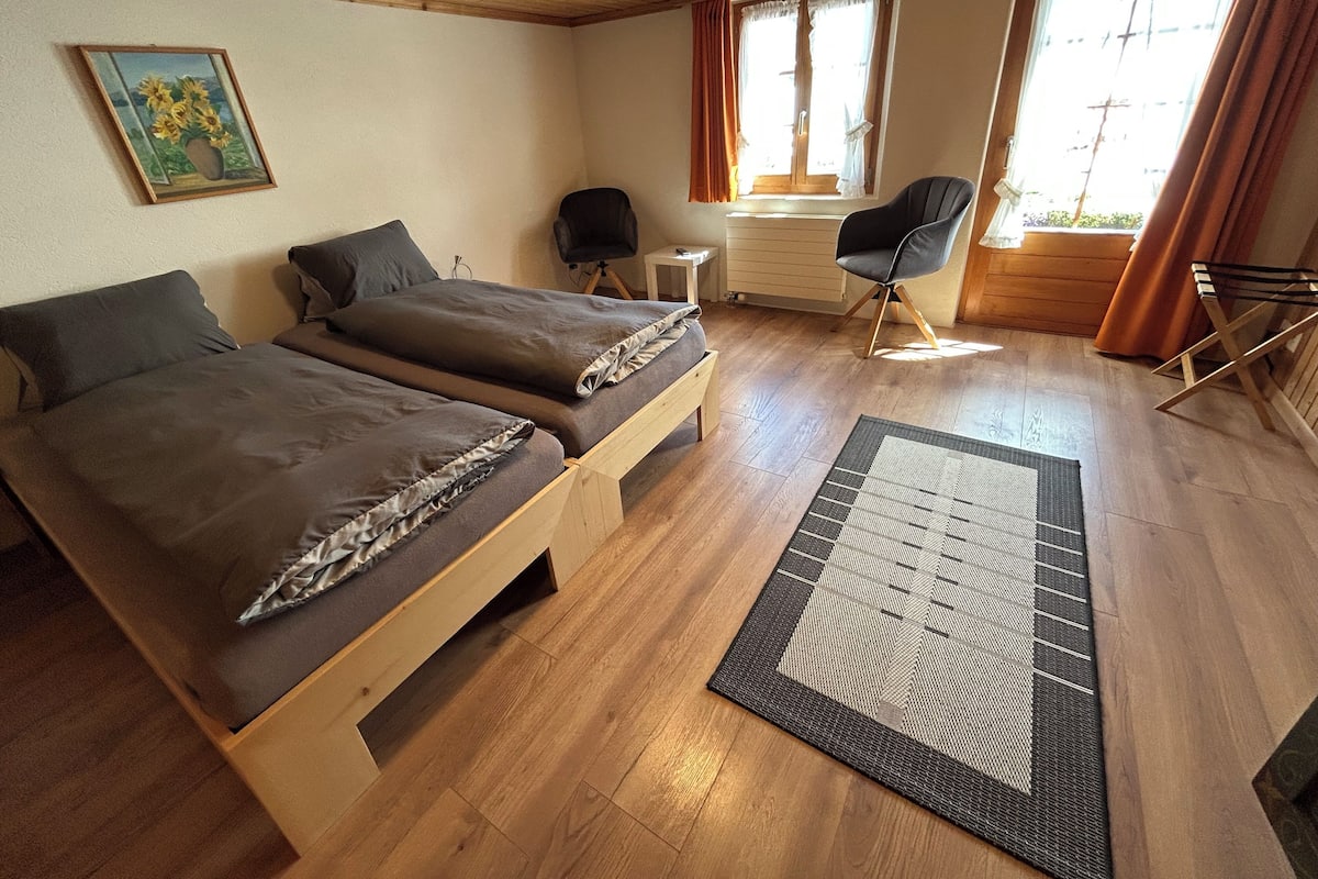 Spiher Fewo | 3 habitaciones, edredón, decoración personalizada y muebles diferentes