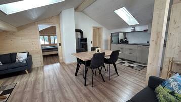 Eine moderne Loft-Wohnung mit Essbereich, Küche und Schlafgalerie.