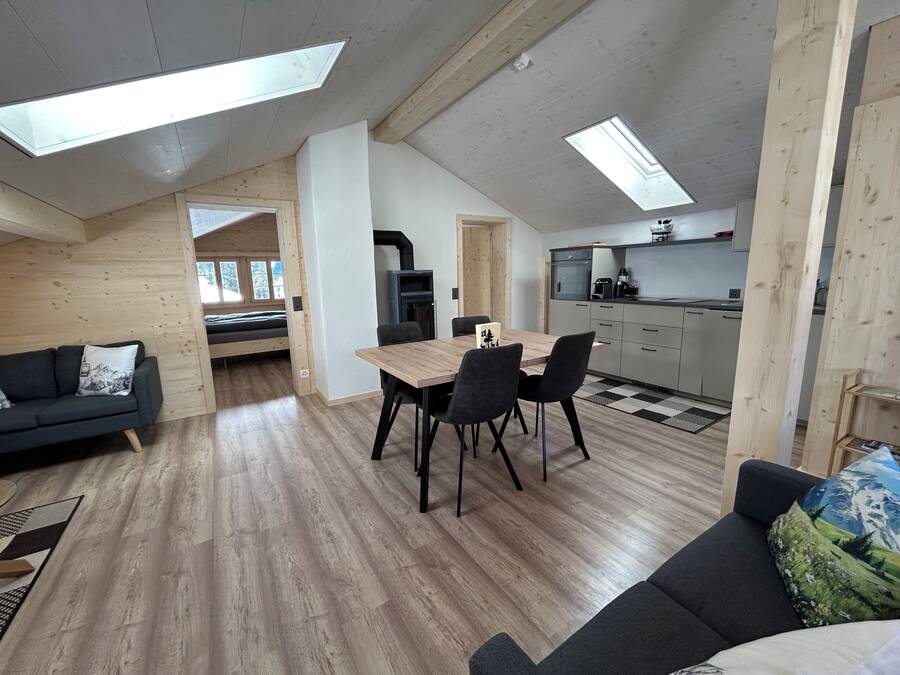 Eine moderne Loft-Wohnung mit Essbereich, Küche und Schlafgalerie.