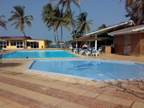 2 outdoor pools, pool umbrellas, pool loungers - Hotel Ngor Diarama (Dakar)