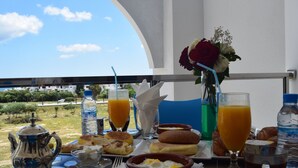Senior Suite | Room service – dining - Hôtel Résidence Kabila Vista (Allyene)