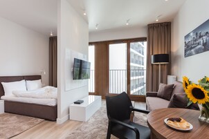 Caja de seguridad en la habitación y tabla de planchar con plancha 