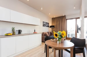 Studio, 2 Twin Beds | In-room dining