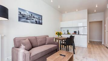 Ein modernes Wohnzimmer mit einer Couch, einem Couchtisch und einem Stadtbild an der Wand.