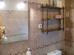 House, 4 Bedrooms, Terrace | Bathroom | Hair dryer, towels