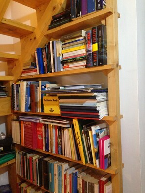 Ein Bücherregal aus Holz, gefüllt mit verschiedenen Büchern.