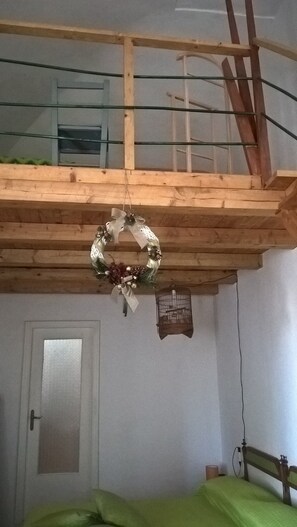 Habitación cuádruple, vista a la montaña | Escritorio, tabla de planchar con plancha, wifi gratis y ropa de cama