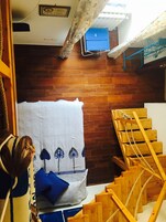 Escritorio, tabla de planchar con plancha, wifi gratis y ropa de cama