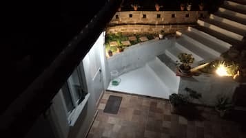 Quarto casal básico de uso individual, 1 cama de casal, varanda, no jardim | Escrivaninha, ferros/tábuas de passar roupa, Wi-Fi de cortesia