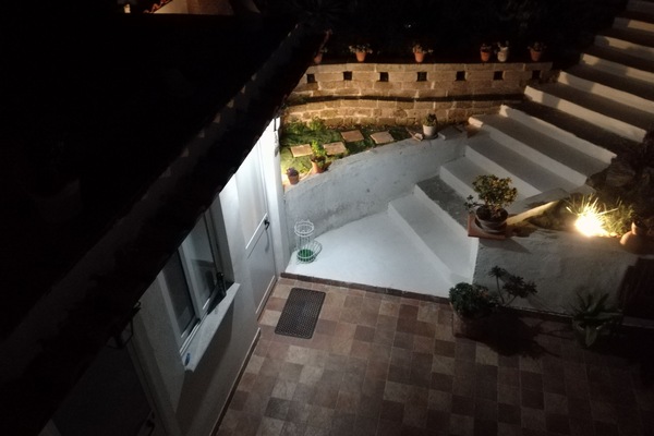 Habitación básica doble de uso individual, 1 cama matrimonial, patio, en el área del jardín | Escritorio, tabla de planchar con plancha, wifi gratis y ropa de cama