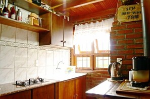Fridge, microwave, oven, stovetop - Chalé 58 (Gramado)