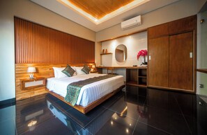 Bộ đồ giường cao cấp, minibar, két bảo mật tại phòng, bàn