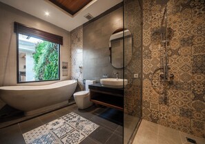 One Bedroom Private with Jacuzzi | Badrum | Badkar och dusch, regndusch, gratis toalettartiklar och hårtork