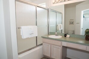 House, 3 Bedrooms, Bathtub (Albert's Westridge Villa) | Bathroom