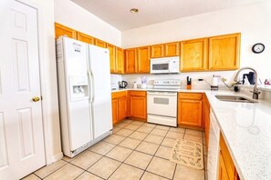 House, 4 Bedrooms | Private kitchen | Coffee/tea maker - Julie's Highlands Reserve Villa (Davenport)