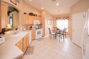 House, 4 Bedrooms | Private kitchen