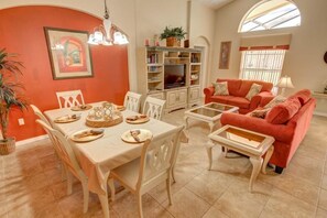 House, 4 Bedrooms | Private kitchen | Full-sized fridge, microwave, oven, stovetop - Hibiscus Haven (Davenport)