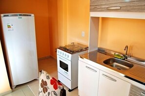 Hus – standard, 2 soverom | Eget kjøkken | Kjøleskap, mikrobølgeovn, ovn og kokeplater