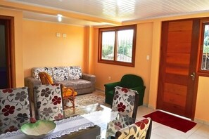 Hus – standard, 2 soverom | Oppholdsrom | Flatskjerm-TV