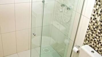 Casa standard, 2 quartos | Banheiro | Chuveiro, toalhas de banho