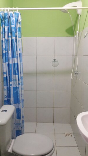 Apartamento Superior Quadruplo | Kylpyhuone | Suihku, ilmaiset hygieniatuotteet, pyyhkeet