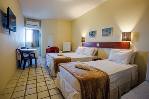 A hotel room with two beds, a desk, and a chair. - Rede Andrade Baía dos Corais (Tamandaré)