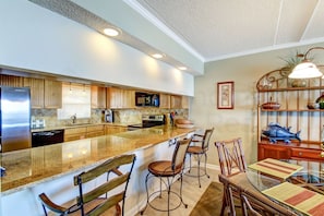 Condo, 2 quartos | Cozinha privada | Geladeira grande, micro-ondas, fogão, cooktop