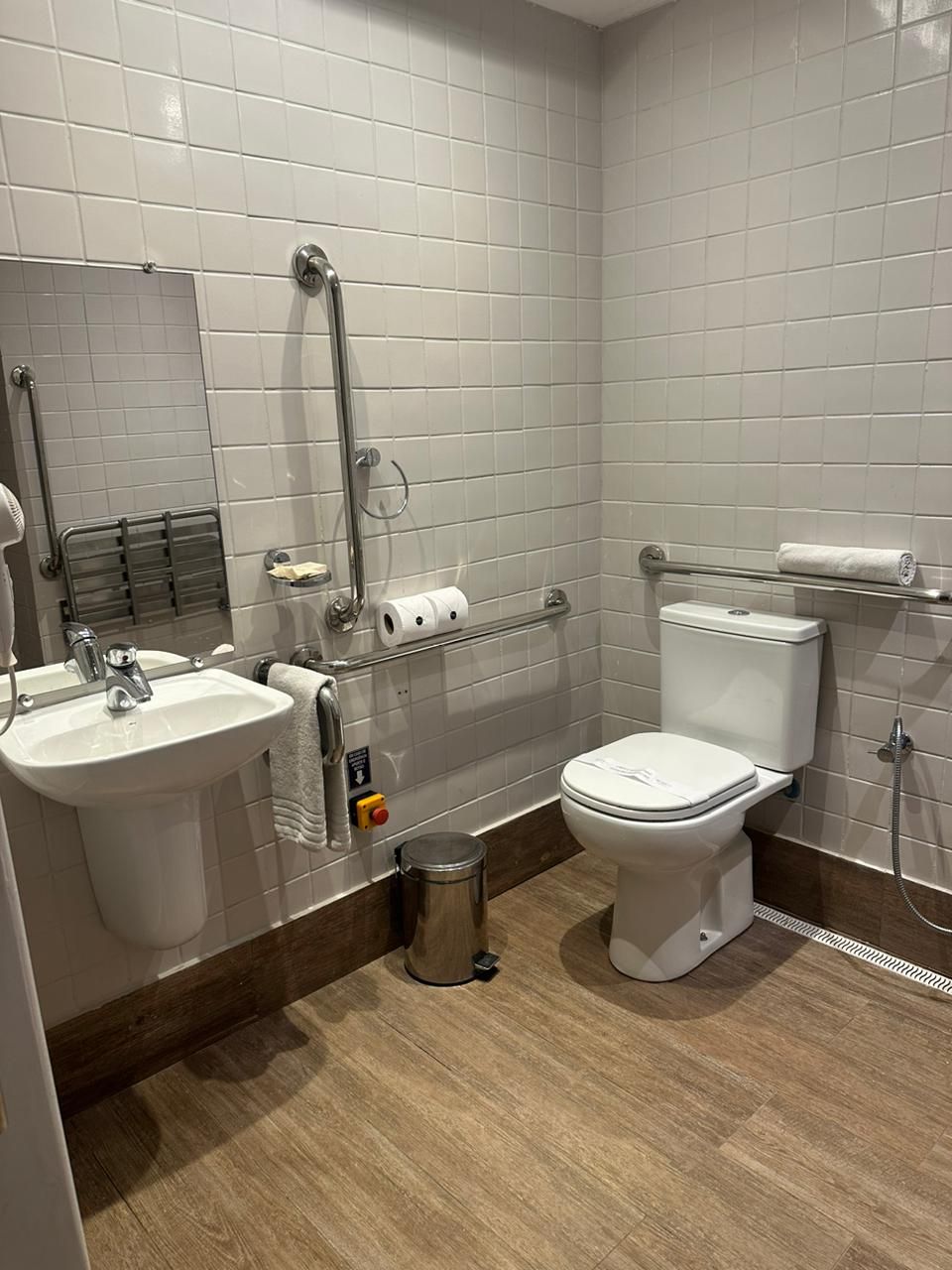 Une salle de bain moderne équipée d’un lavabo, de toilettes et d’une douche.