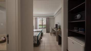 Quarto de hotel com cama, escrivaninha, cadeira, prateleira com objetos e janela com cortinas.