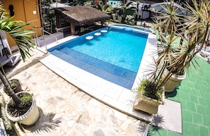 Piscina externa, espreguiçadeiras