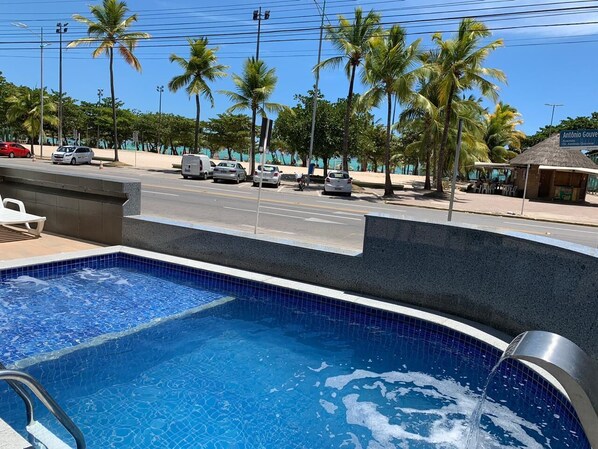 Piscina externa, funciona das 7h às 21h, espreguiçadeiras