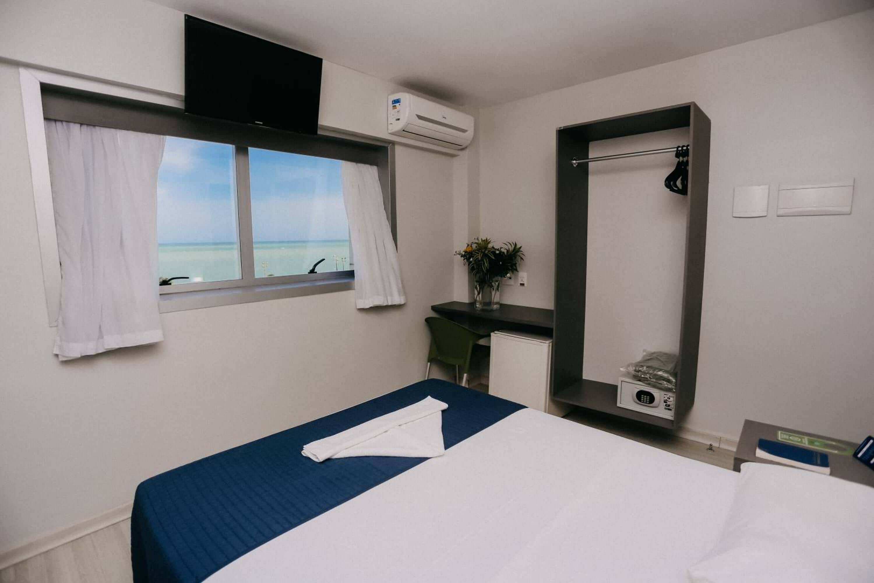 Minibar, bàn, màn/rèm cản sáng, phòng cách âm 