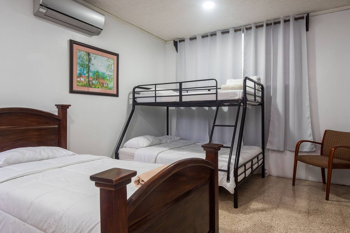 Tabla de planchar con plancha, wifi gratis y ropa de cama