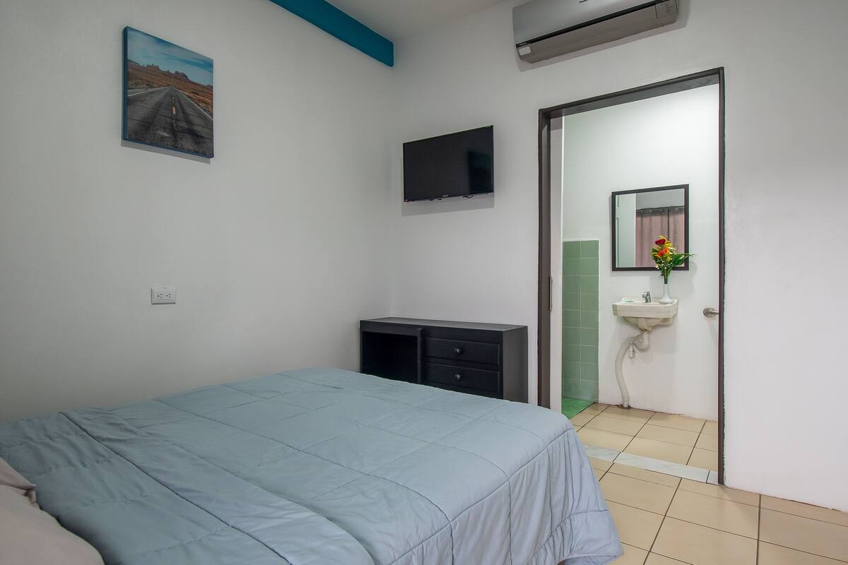 Tabla de planchar con plancha, wifi gratis y ropa de cama