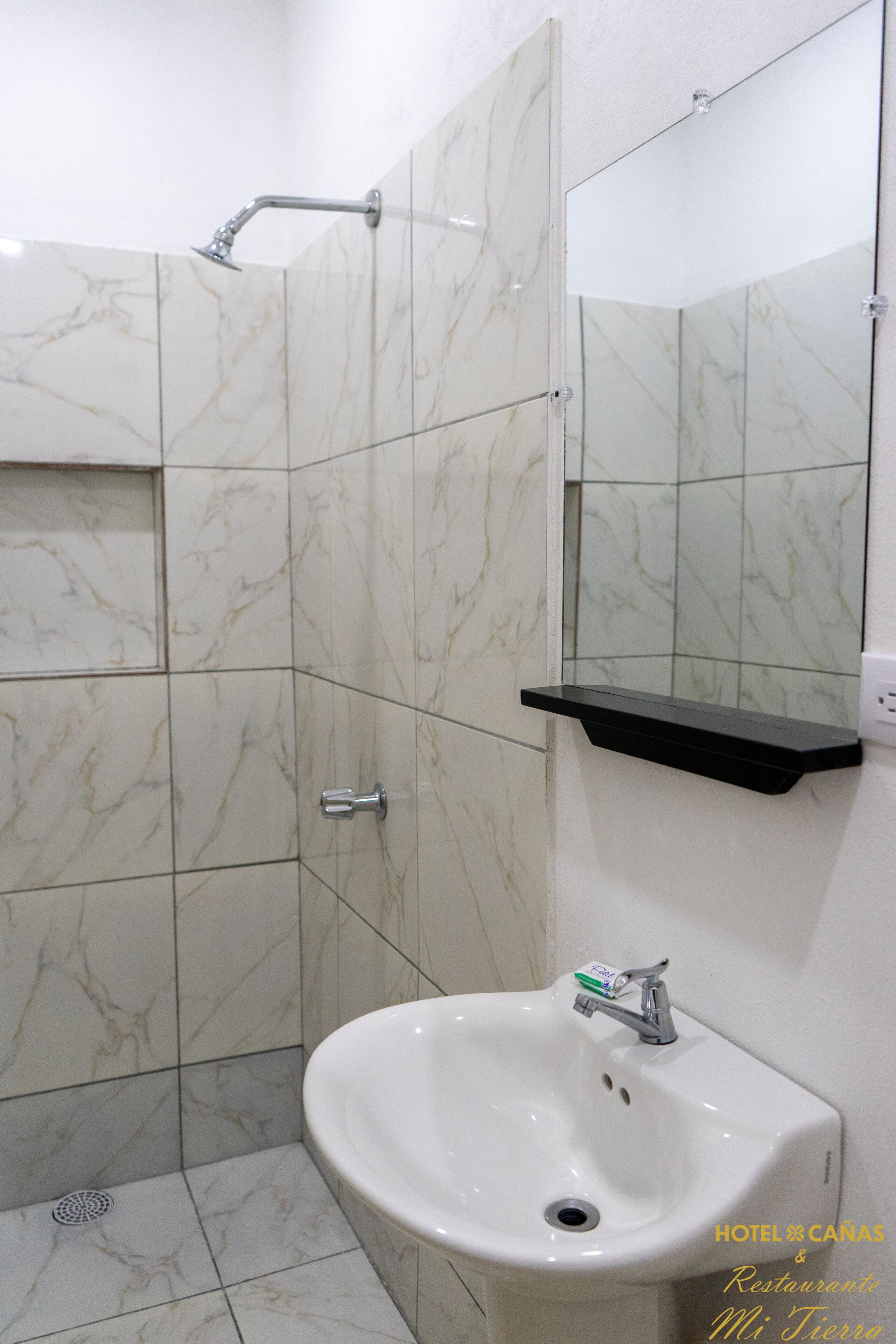 Standard Triple Room | Bathroom | Shower, towels