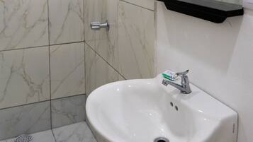 Standard Triple Room | Bathroom | Shower, towels