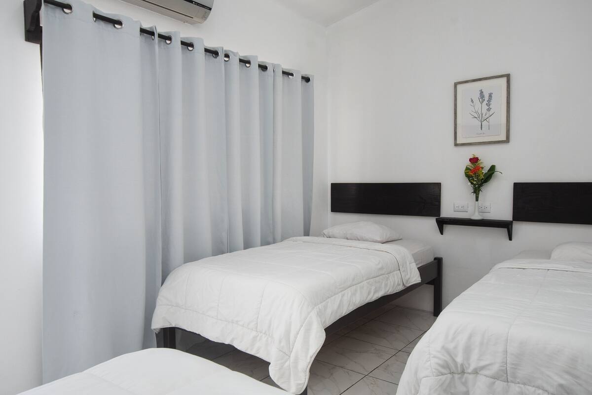 Tabla de planchar con plancha, wifi gratis y ropa de cama
