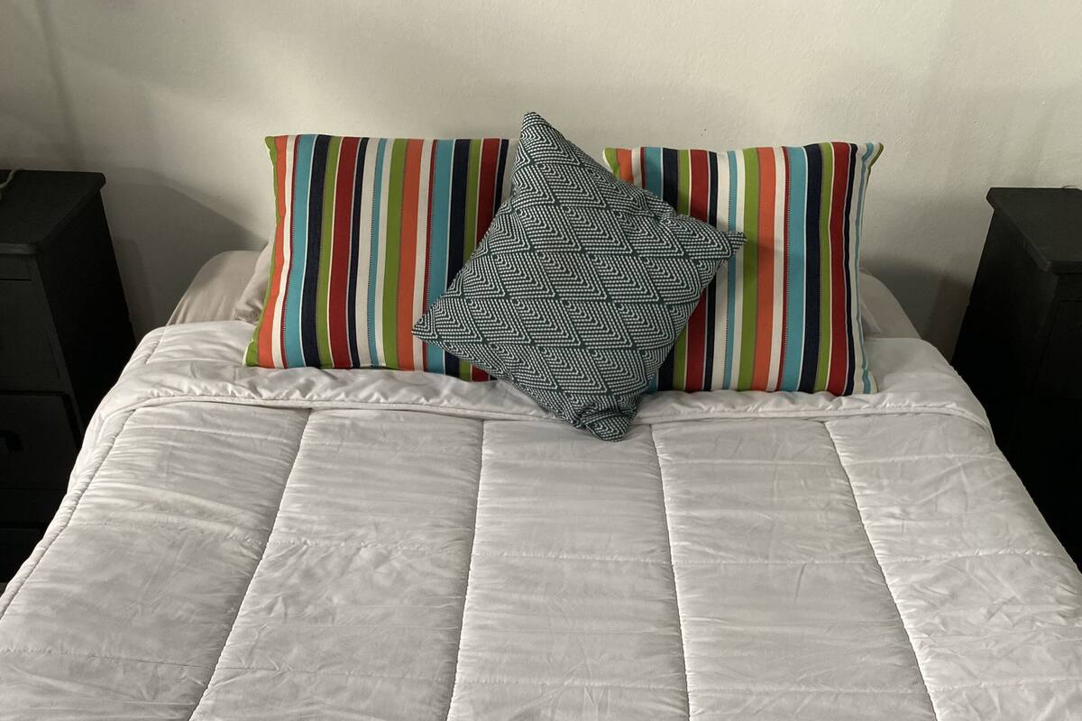 Tabla de planchar con plancha, wifi gratis y ropa de cama