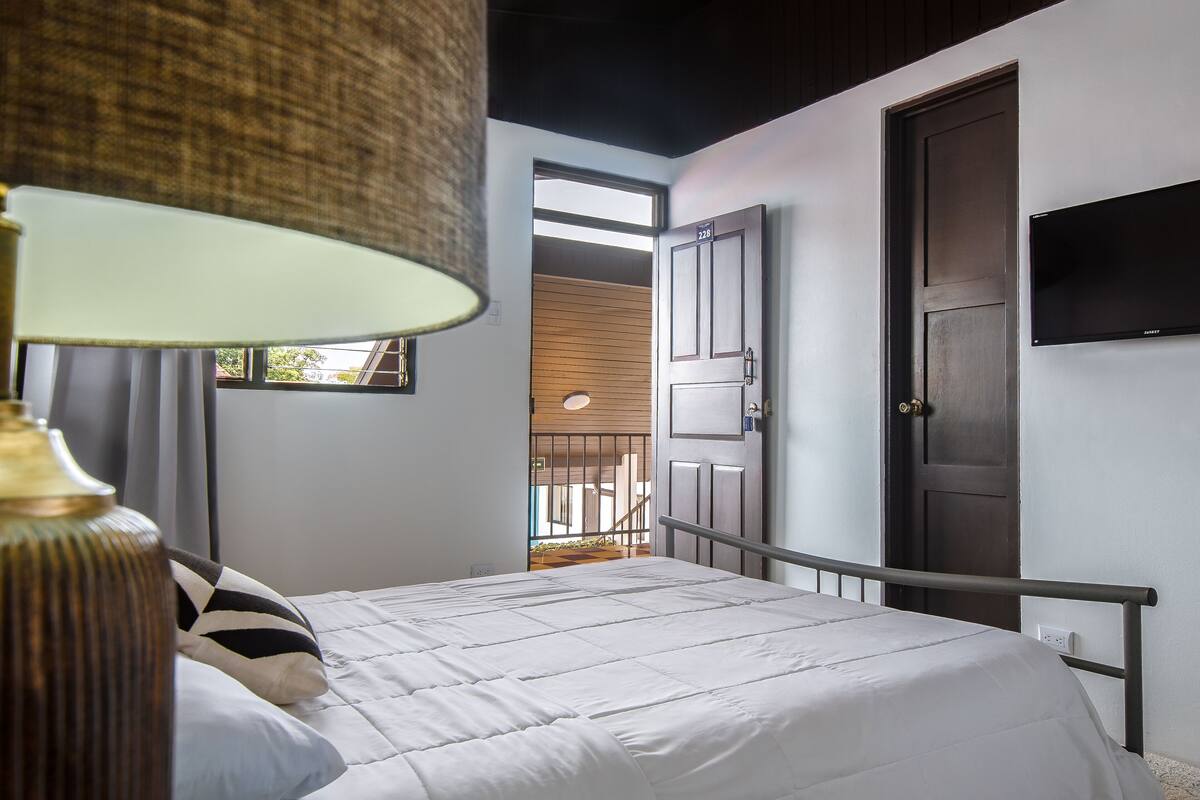 Tabla de planchar con plancha, wifi gratis y ropa de cama