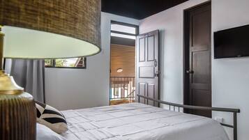 Deluxe-huone | Silitysrauta/-lauta, ilmainen Wi-Fi, vuodevaatteet