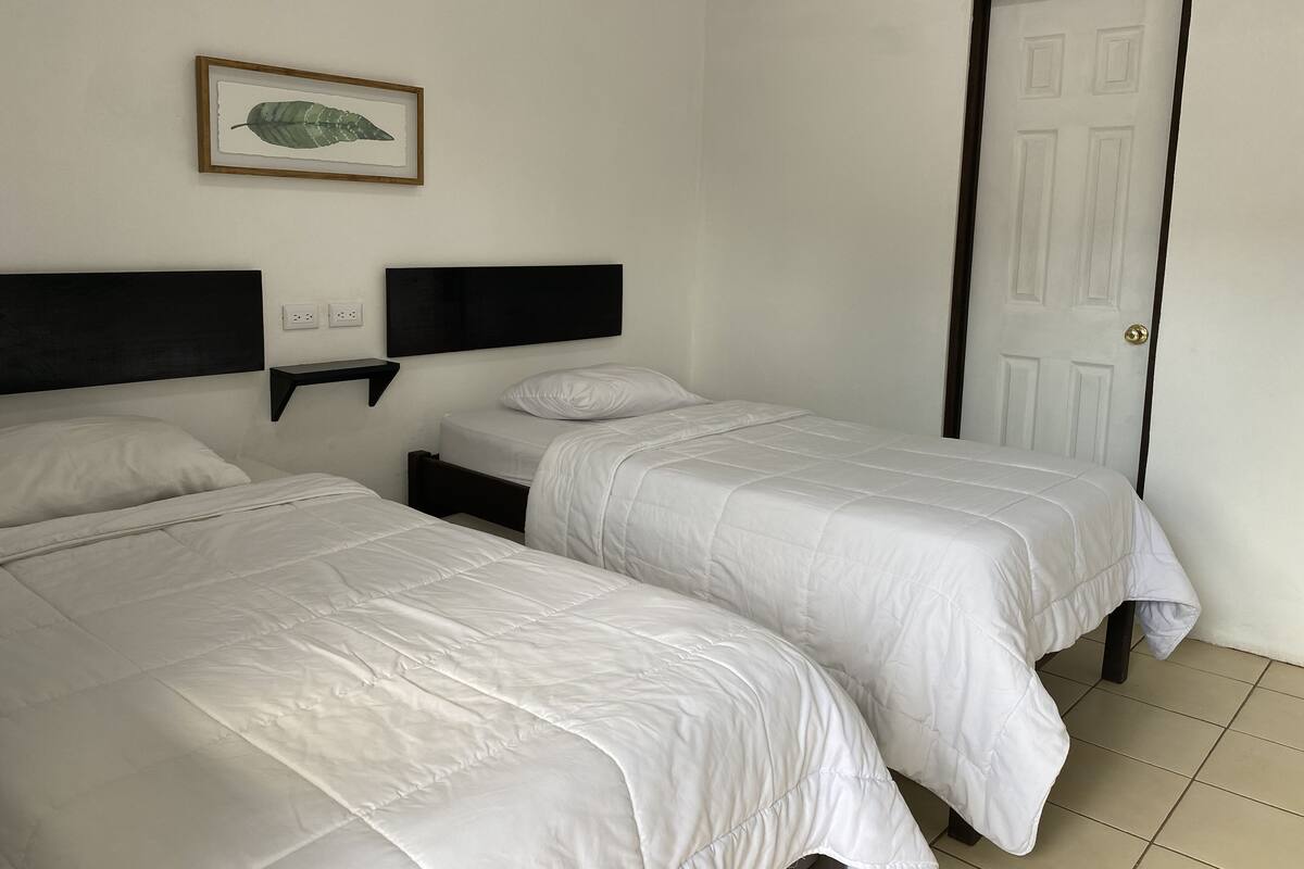 Tabla de planchar con plancha, wifi gratis y ropa de cama