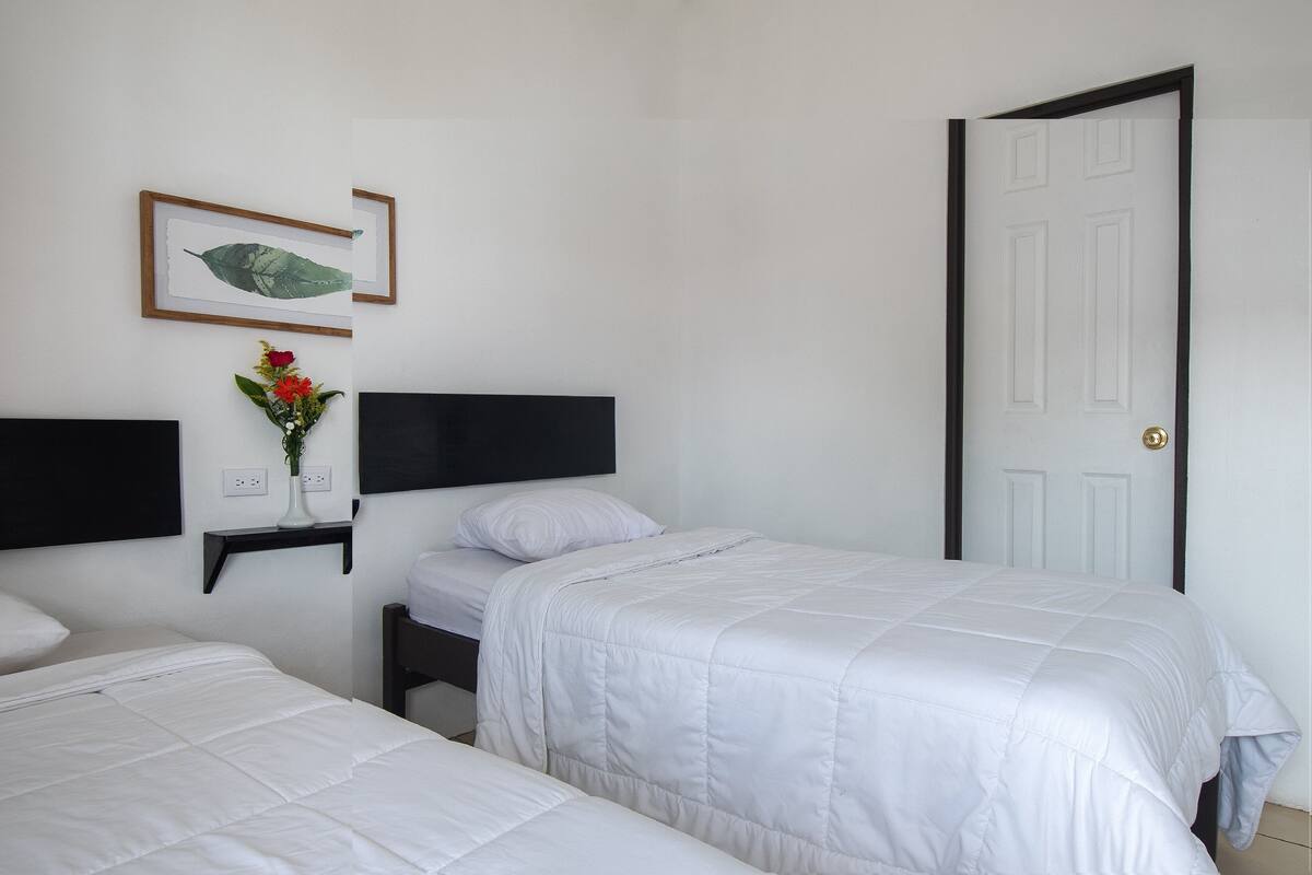 Tabla de planchar con plancha, wifi gratis y ropa de cama